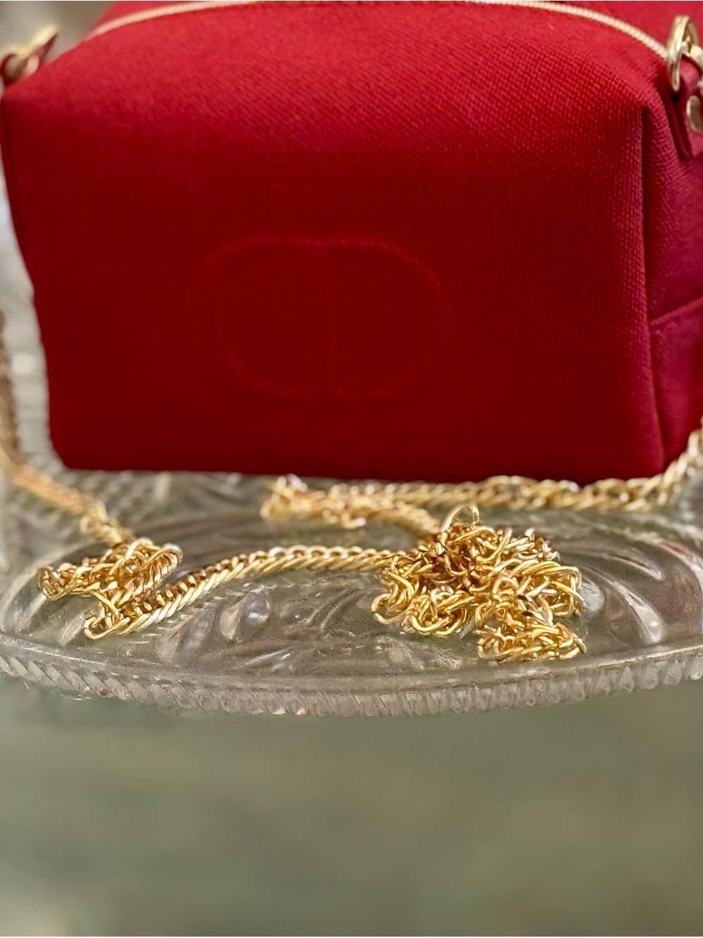 DIOR Beautiful Red Cosmetic Bag with stunning Gold Chain Attached Crossbody - Picture 8 of 16